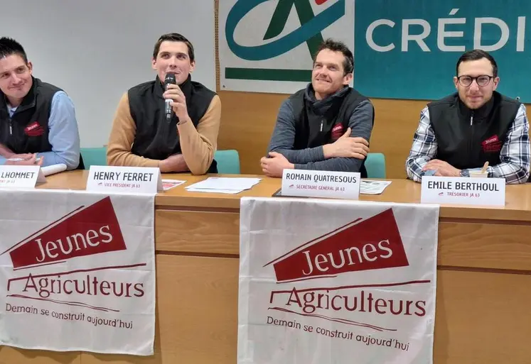 Vendredi dernier, Henry Ferret (au micro) présidait sa dernière assemblée générale de JA63. Il est remplacé par Adrien Lhommet (à sa gauche), entouré  par Romain Quatresous, secrétaire général, et Emile Berthoul, Trésorier