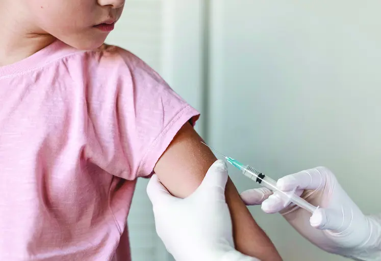 Un enfant se fait vacciner.