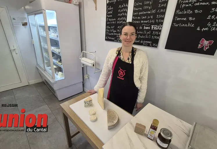 Une femme au centre avec devant elle un echantilon de fromages