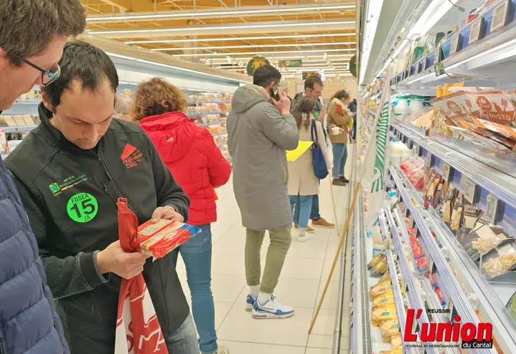 Dans le rayon frais d'une GMS des manifestants vérifient la provenance des produits. 
