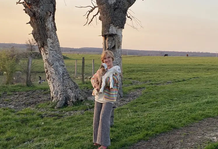 Marie-Janique Bouttier sur sa ferme, avec deux nouveaux chevreaux.