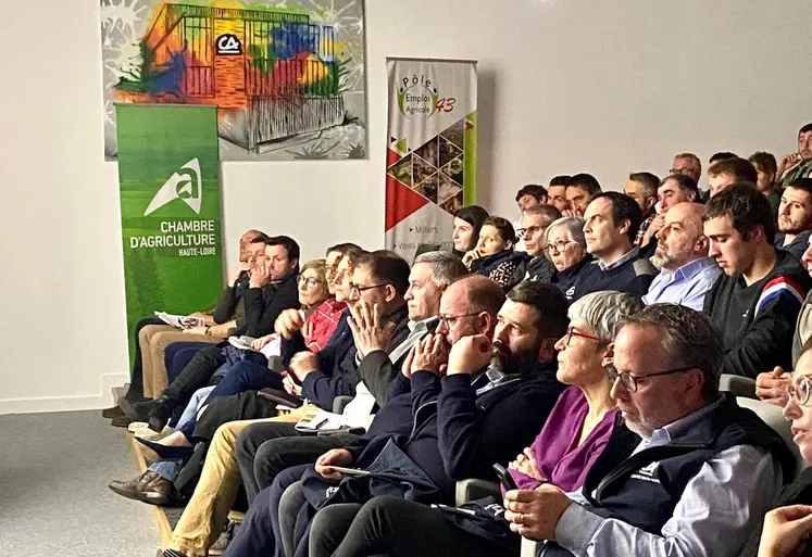 Un large public composé notamment d’élus et de représentants professionnels ont suivi les débats sur la question sanitaire