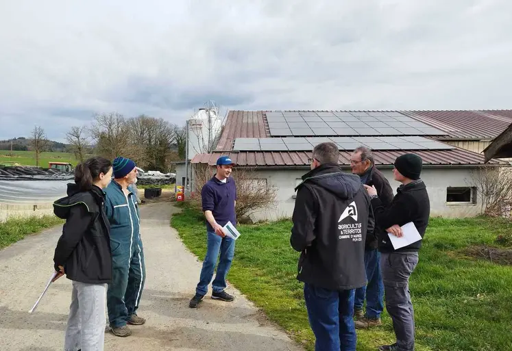 Mickaël Vignal, au centre, a investi dans une centrale photovoltaïque de 36 kWc dont une partie de la production est autoconsommée.