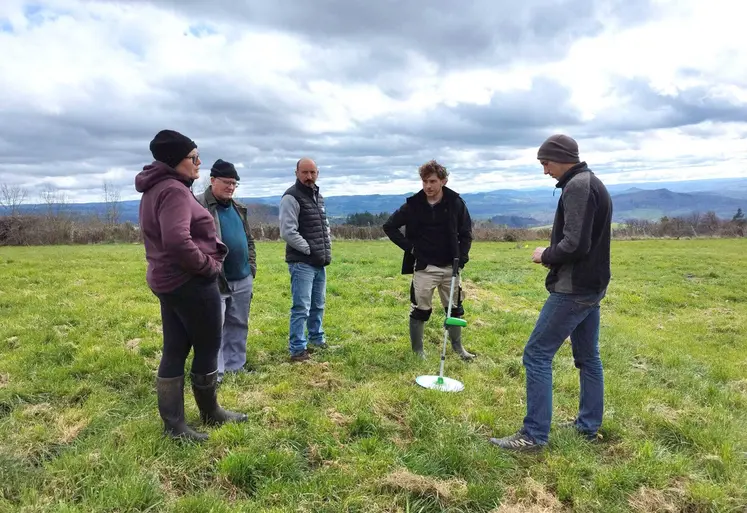 À Isserteaux, Louis-Antoine Mourgues, conseiller fourrage à la Chambre d'agriculture du Puy-de-Dôme (au centre) a donné les dernières recommandations avant le début de la saison de pâturage. 