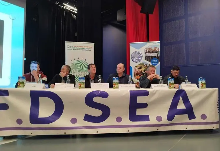 De gauche à droite : Pierre Prallon, JA 43, Lionel Guy, président de la section lait de la FDSEA 43, Éric Richard, administrateur de la FNPL et vice-président  section lait de la FDSEA 43, Ludovic Blin, vice-président de la FNPL, J-Paul Peyral, administrateur FNPL et Géraud Bruel, président de la section lait du Cantal. 