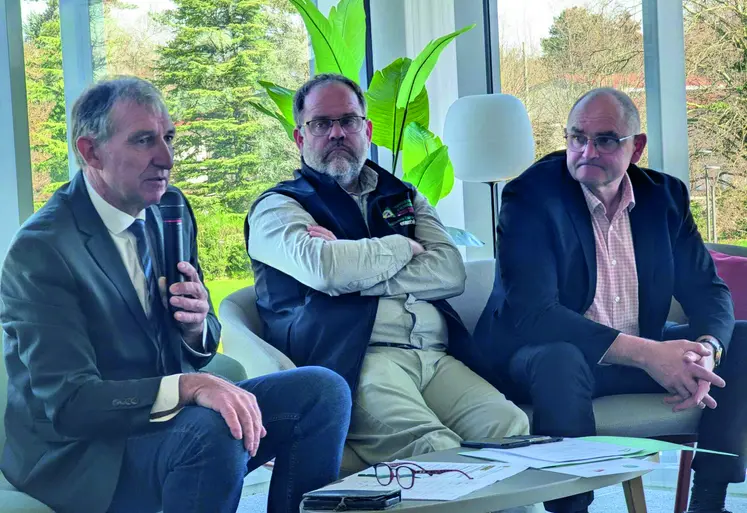 De gauche à droite : Michel Joux, président de la chambre régionale d'agriculture, Cédric Laboret, président de la chambre d'agriculture Savoie Mont-Blanc et Jean-Pierre Royannez, président de la Chambre d'agriculture de la Drôme.