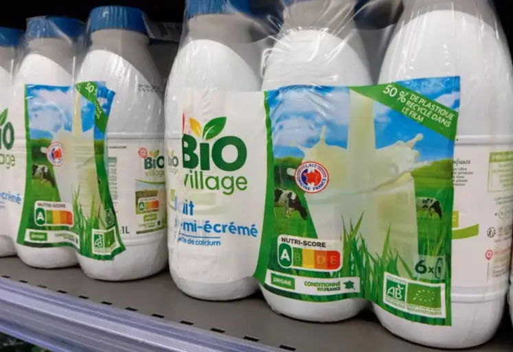 Bouteille de lait bio en rayon