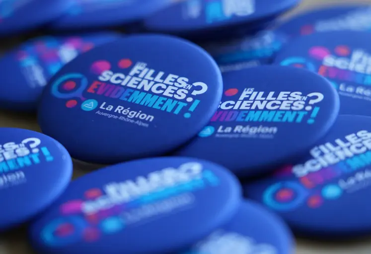 Badge bleu "Les Filles en Sciences ? Evidemment !"