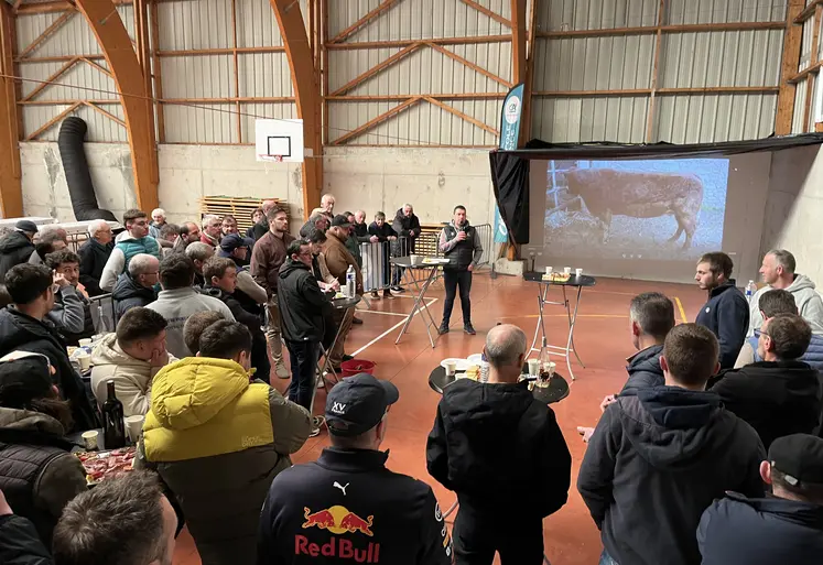 Eleveurs réunis dans une salle des fêtes pour une vente aux enchères d'animaux