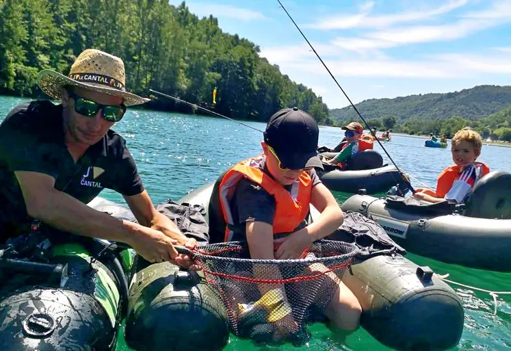 jeunes pêcheurs sur un lac du cantal