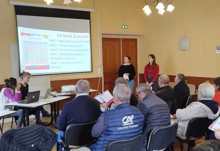 L'association a fait appel en 2025 à 4 élèves de BTS pour concevoir un livret d’accueil à destination des bénévoles. Solidarité Paysans recherche d'ailleurs des volontaires pour renforcer son équipe. 