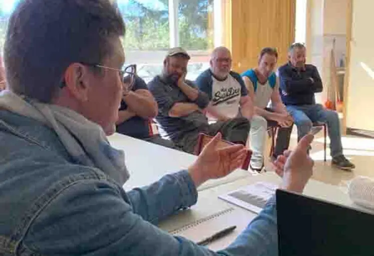 Sabine Tholoniat, présidente de la FNSEA 63 venue échanger avec les agriculteurs 