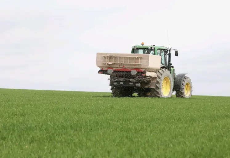 Tracteur dans un champs