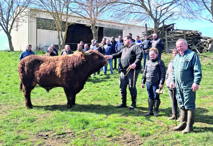 des agriculteurs aux côtés d'un taureau qui s'apelle Obélix