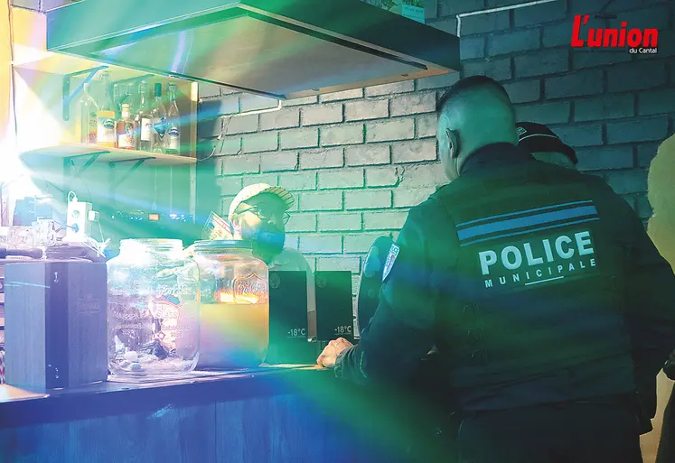 Un policier discute avec un patron de bar.