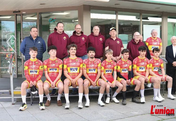 Des coureurs cyclistes posent pour la photo.