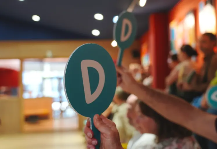 Sucettes de vote D levées par le public présent à la SCOP Les Volcans, Clermont-Ferrand.