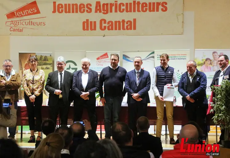 Un groupe de jeunes personnes brandit "la charte contre le libre échange"