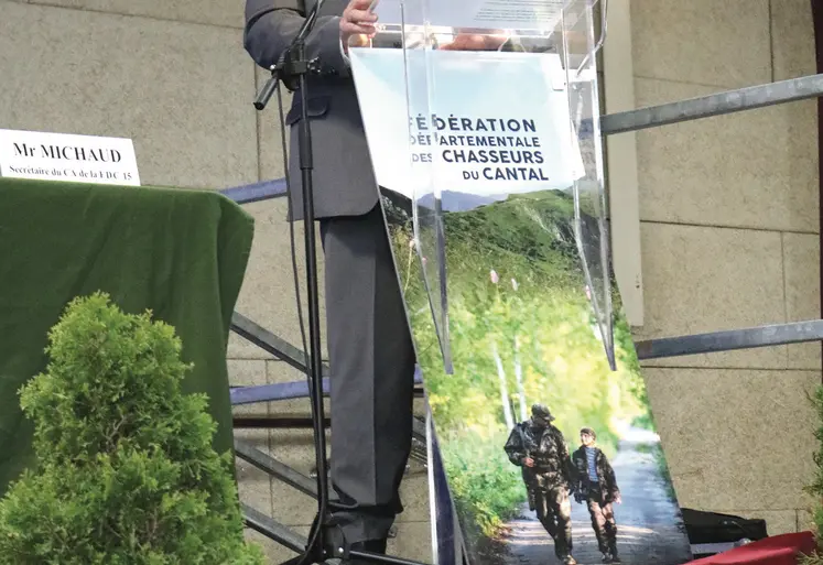 Un homme debout au pupitre en train de parler.