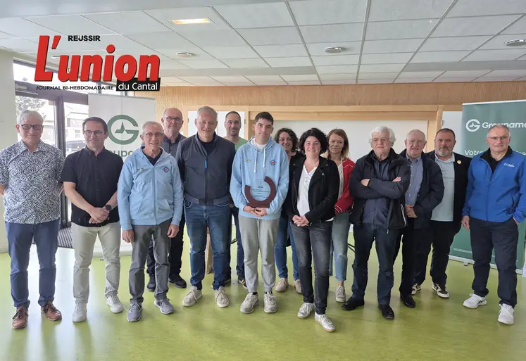 un groupe de personnes debouts