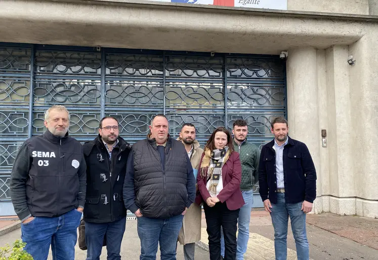 représentants syndicats agricoles devant la préfecture de l'Allier