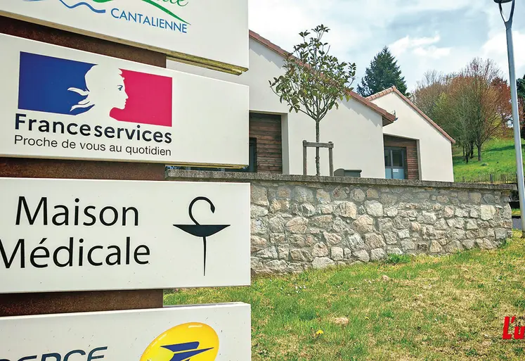 Une maison médicale et des panneaux.