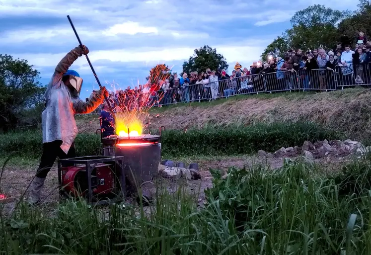 Dans un four installé deux jours plus tôt, le mélange d'étain et de cuivre a été porté à plus de 1 100° avant d'être coulé dans le moule enterré dans le sol. 
