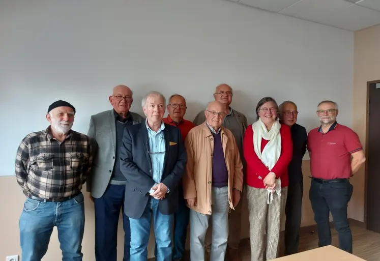 De gauche à droite : Claude Bussière, vice-président, Alain Parrain, président d’honneur, Dominique Marcicaud vice-président, Jean-Paul Duron secrétaire-adjoint, Jean-Pierre Jamot trésorier-adjoint, Benoit Rogier trésorier, pascale Gilli-Dunoyer présidente, Camille Carcat président d’honneur, Patrick Le Goux secrétaire.