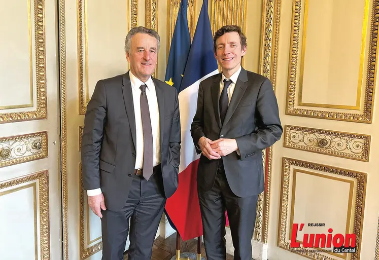 deux hommes posent. L'un est sénateur du Cantal, l'autre ministre de l'Éducation nationale