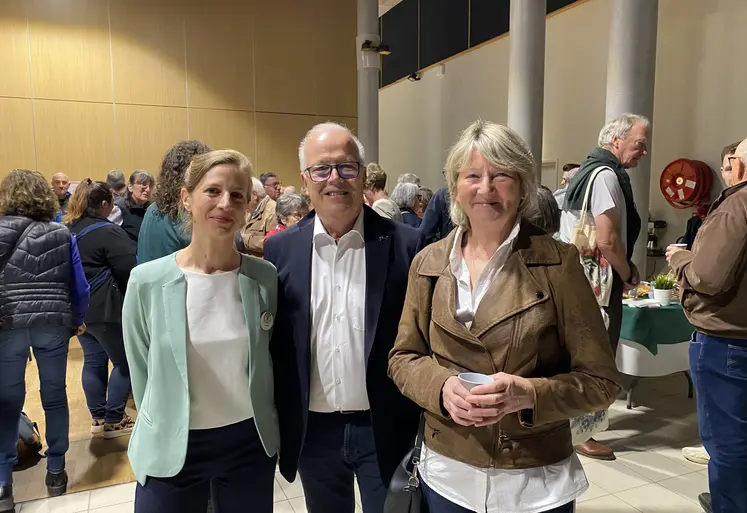  la directrice et le président des Gîtes de France Allier accompagnés de la 3e adjointe au Maire de Cusset