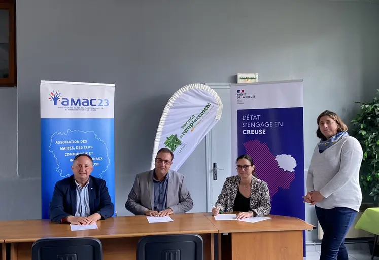 De gauche a droite : Nicolas Simonnet, coprésident de l’Amac23, Jean-Yves Debrosse, président du Service de Remplacement Creuse, Anaïs Grassin, sous-préfète de l’arrondissement d’Aubusson et Émilie Bouchet, agricultrice et maire de Charron.