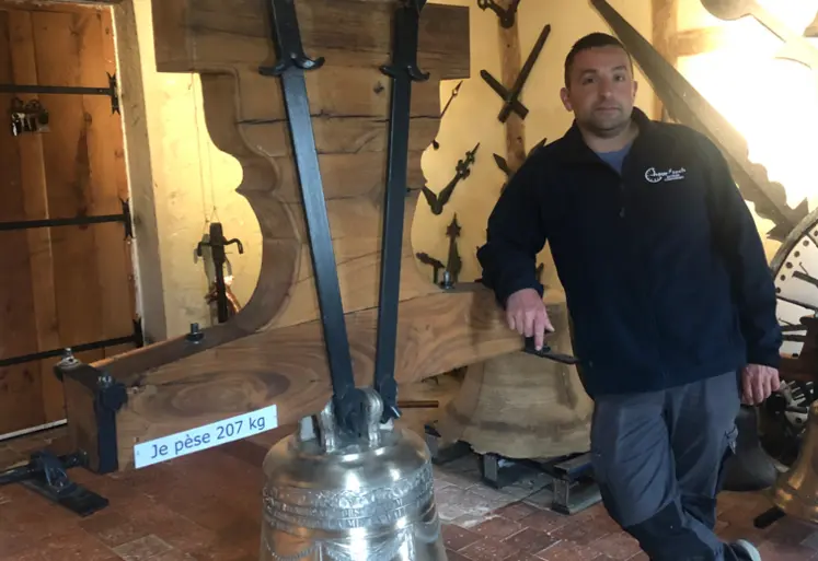 Bastien Dard auprès d'une cloche de 207 kg coulée en public à Chemilly en juin 2023.