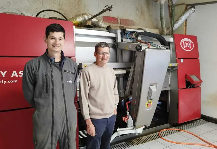 Loïs et Laurent Bouchiche ont été parmi les premiers éleveurs du Puy-de-Dôme à installer un robot de traite. 
