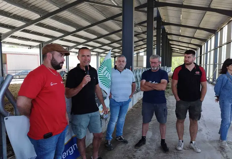 Maxime Mioche (à droite), jeune éleveur laitier s'interroge sur la poursuite de son atelier face au contexte économique. Jérôme Aubert, président de la section Massif Central de Sodiaal (au micro) et Stéphane Joandel, secrétaire général de FNPL ont apporté des éléments de marchés et des réponses. 