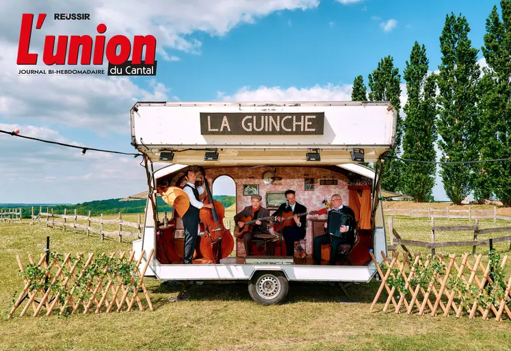 Des musiciens dans une caravane