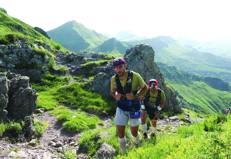Deux personnes marches dans les montagnes cantaliennes