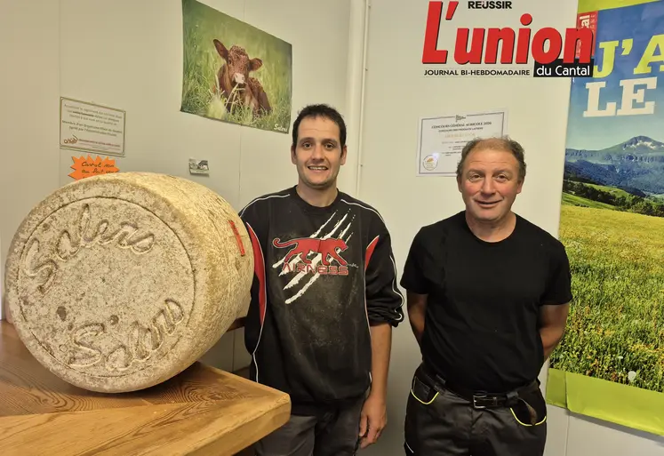 dux hommes et un fromage cantal à gauche