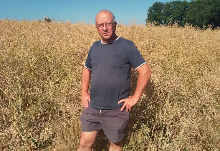 Gilles Cabart sur son exploitation  à Chambérat