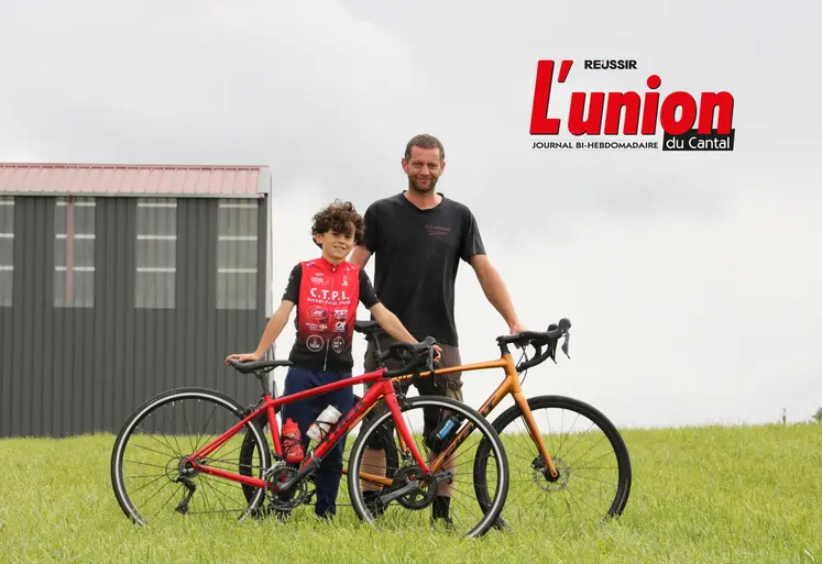 un garçon et un homme avec leurs vélo dans une champ
