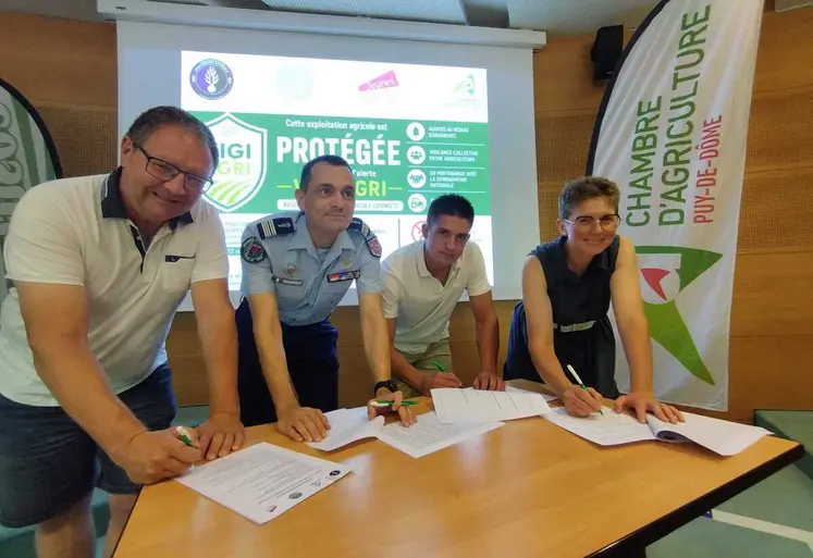 La Chambre d'agriculture du Puy-de-Dôme, la FNSEA 63, J63 et le Groupement de gendarmerie du Puy-de-Dôme ont signé le déploiement de VigiAgri, un système d'alerte pour les agriculteurs. 