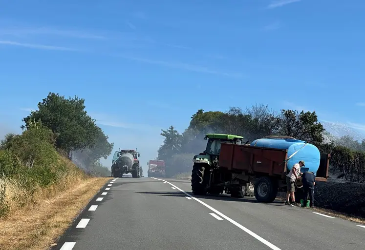 Sur de nombreux incendies, les agriculteurs ont prêté main forte aux secours avec les tonnes à lisier remplies d’eau ainsi que les outils de déchaumage. 
