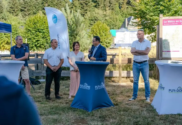 Lionel Chauvin, Président du Conseil départemental du Puy-de-Dôme, et Marie-Anne Marchis, Vice-présidente en charge du tourisme, des Grands Sites et de l'UNESCO, ont inauguré l’Échappée volcanique, le nouvel itinéraire de cyclotourisme 