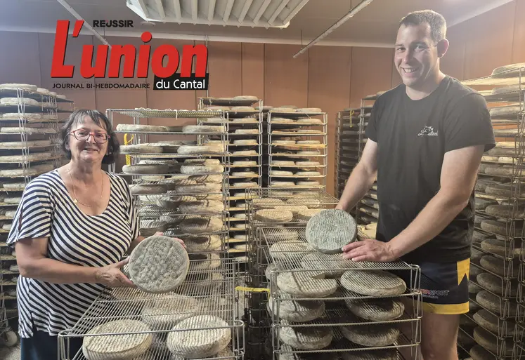 une femme et un homme tiennent des fromages