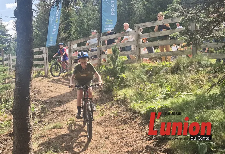 un enfant descend à vélo