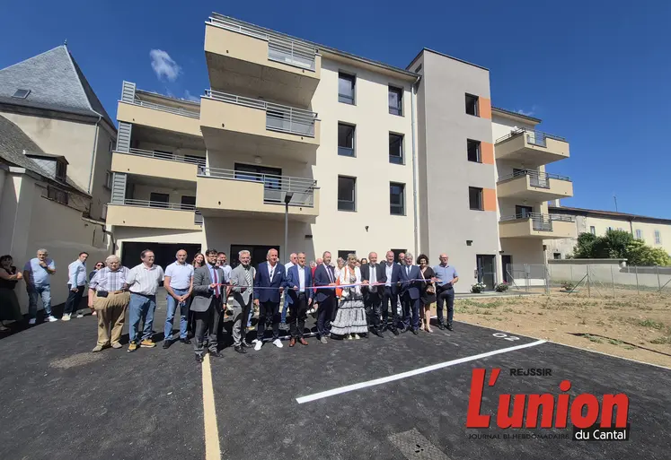 Un groupe de personnes devant un immeuble.
