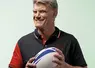 Fabien Pelous, ancien capitaine de l'équipe de france de rugby à XV, tient un ballon de rugby