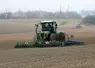 tracteur dans un champs en train de semer