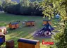 village de vacances avec roulottes et au fond des tentes