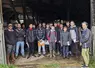 Un groupe de lycéens à l'entrée d'un bâtiment d'élevage