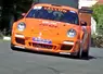 Porsche 930 de couleur orange sur un rallye